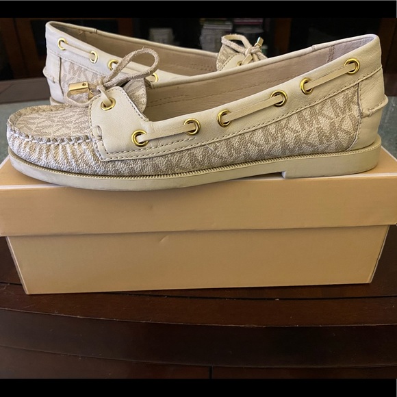 Michael Kors | MK signature | boat-slip on shoes | size 7 | cream - Picture 3 of 6